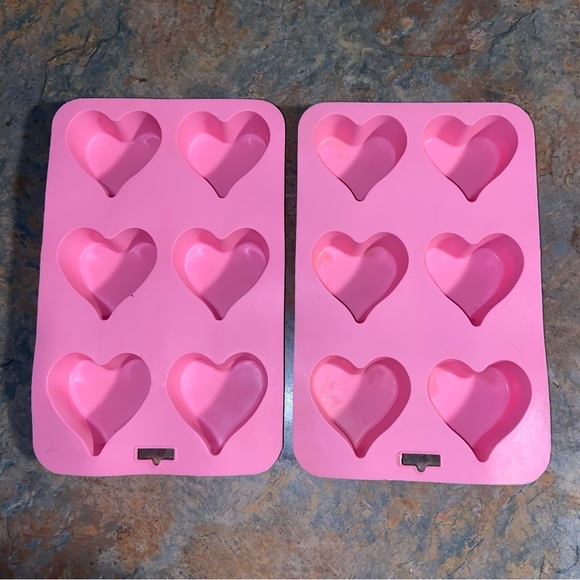 12 HEART SHAPED SILICONE MUFFIN MOLDS - Picture 1 of 1